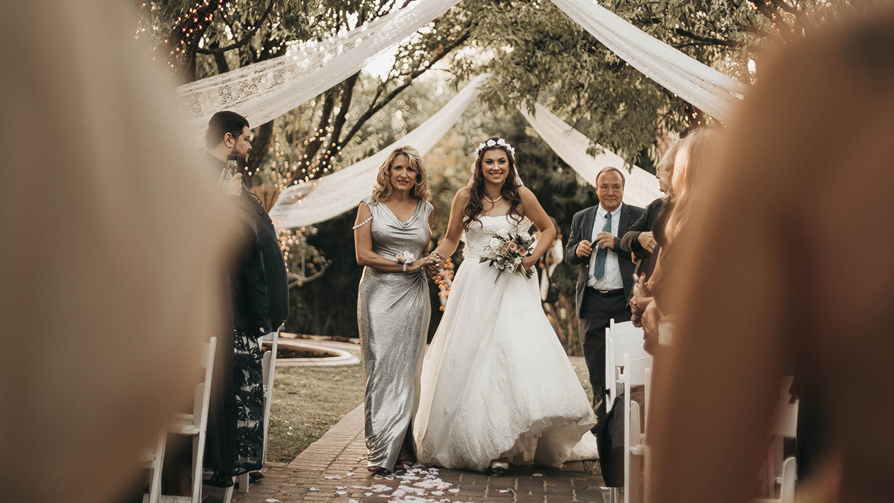 Outdoor-Hochzeit: Die schönsten Ideen für die Blumen-Deko ...