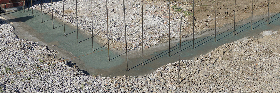 Vorbereitung für die Gartenmauer - Streifenfundament abdichten und
