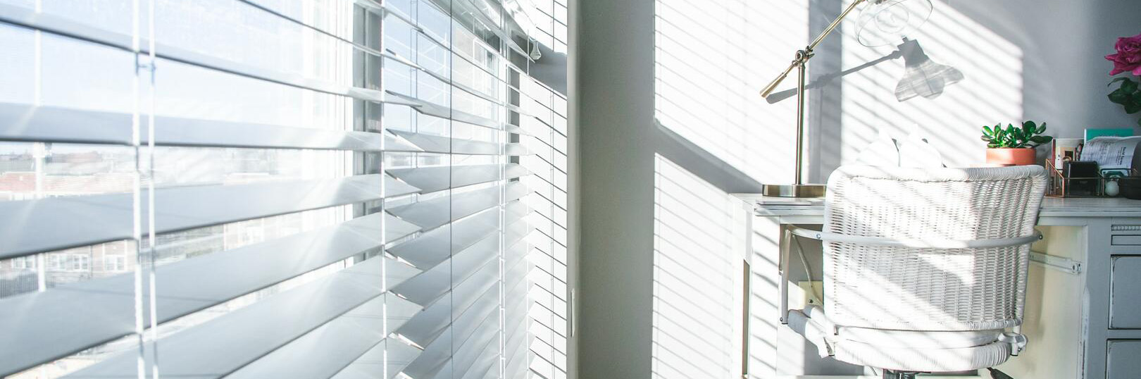 Sichtschutz installieren So einfach geht’s Fenster & Türen Schritt für Schritt Anleitung