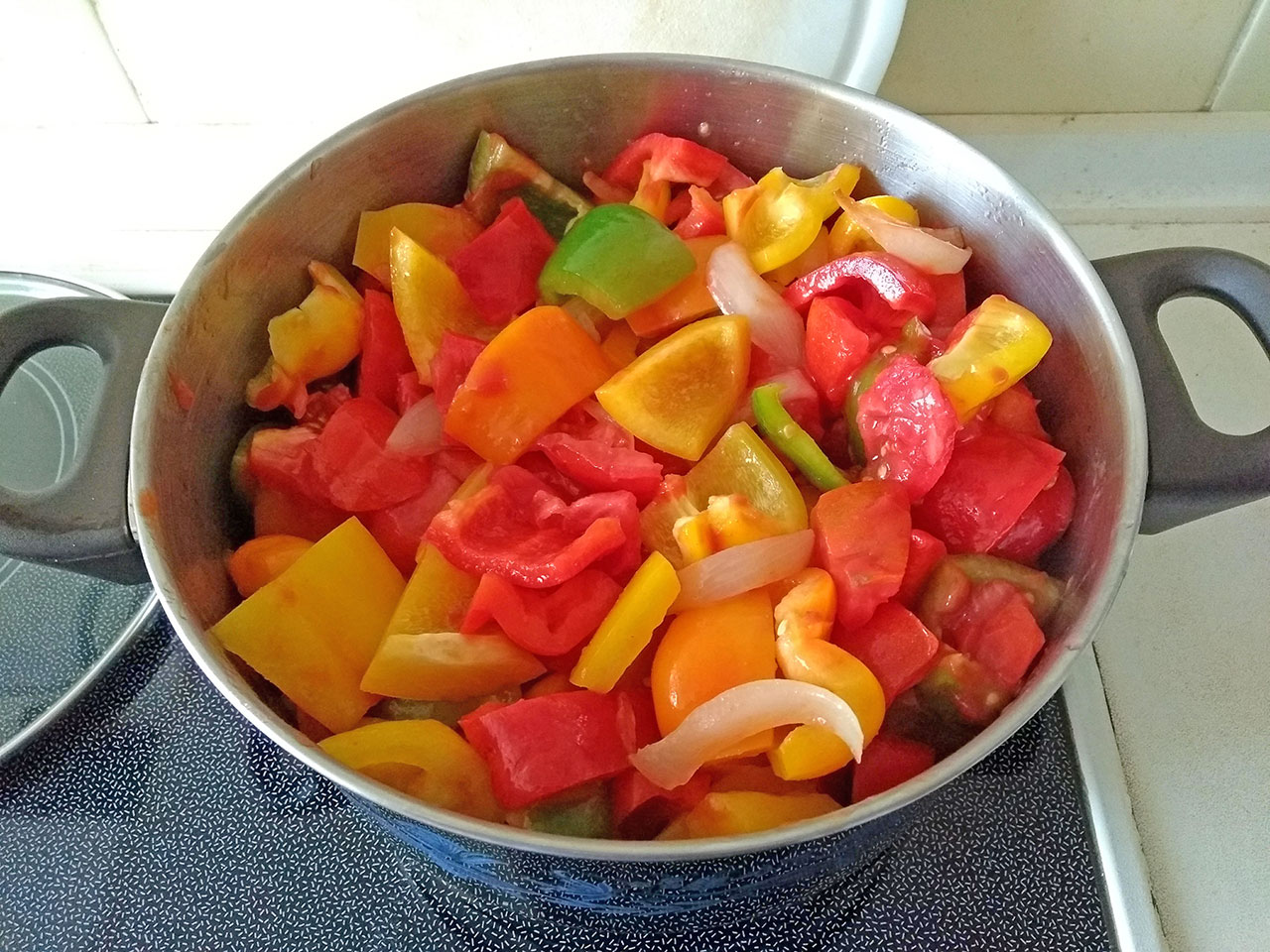 Kochen mit frischen Tomaten aus dem Garten