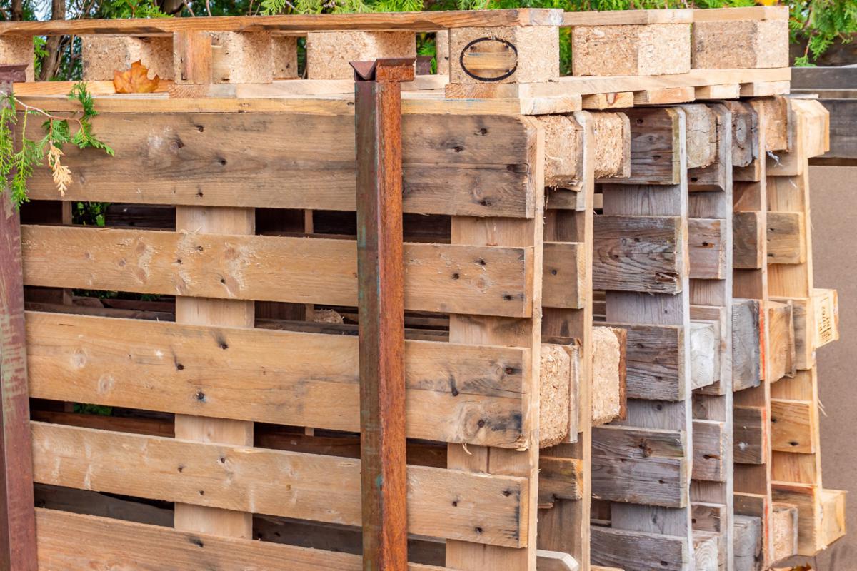 DIY Weinregal aus Paletten selbst bauen Ratgeber @ diybook.at DIY Weinregal aus Paletten selbst bauen Ratgeber @ diybook.at