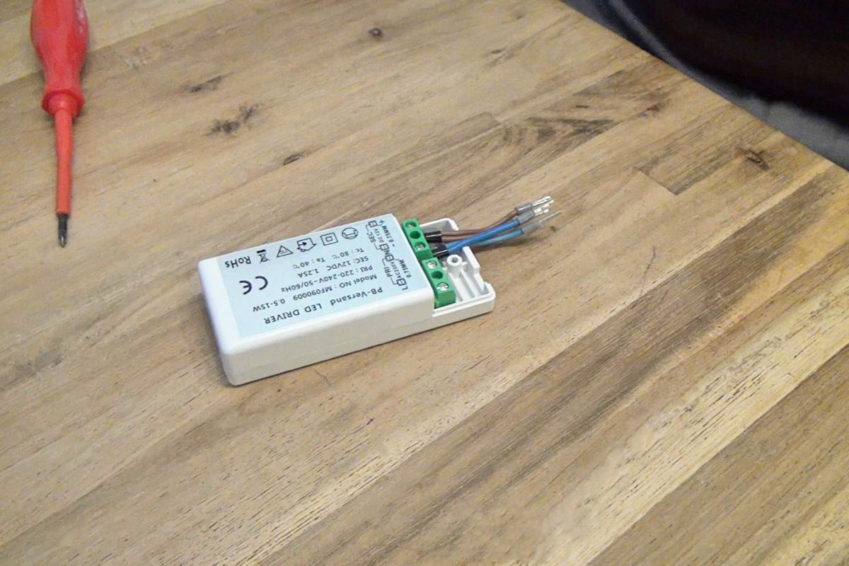 Dunstabzugshaube LED statt Halogen Anleitung @ diybook.at Dunstabzugshaube LED statt Halogen Anleitung @ diybook.at