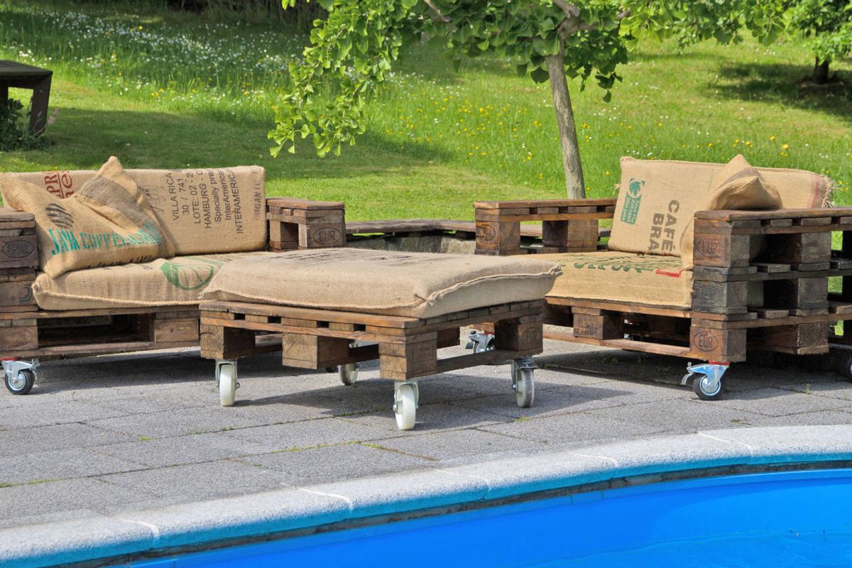 Palettenmöbel selber bauen @ diybook.at holz paletten möbel regal in 2020 | Holzpaletten möbel