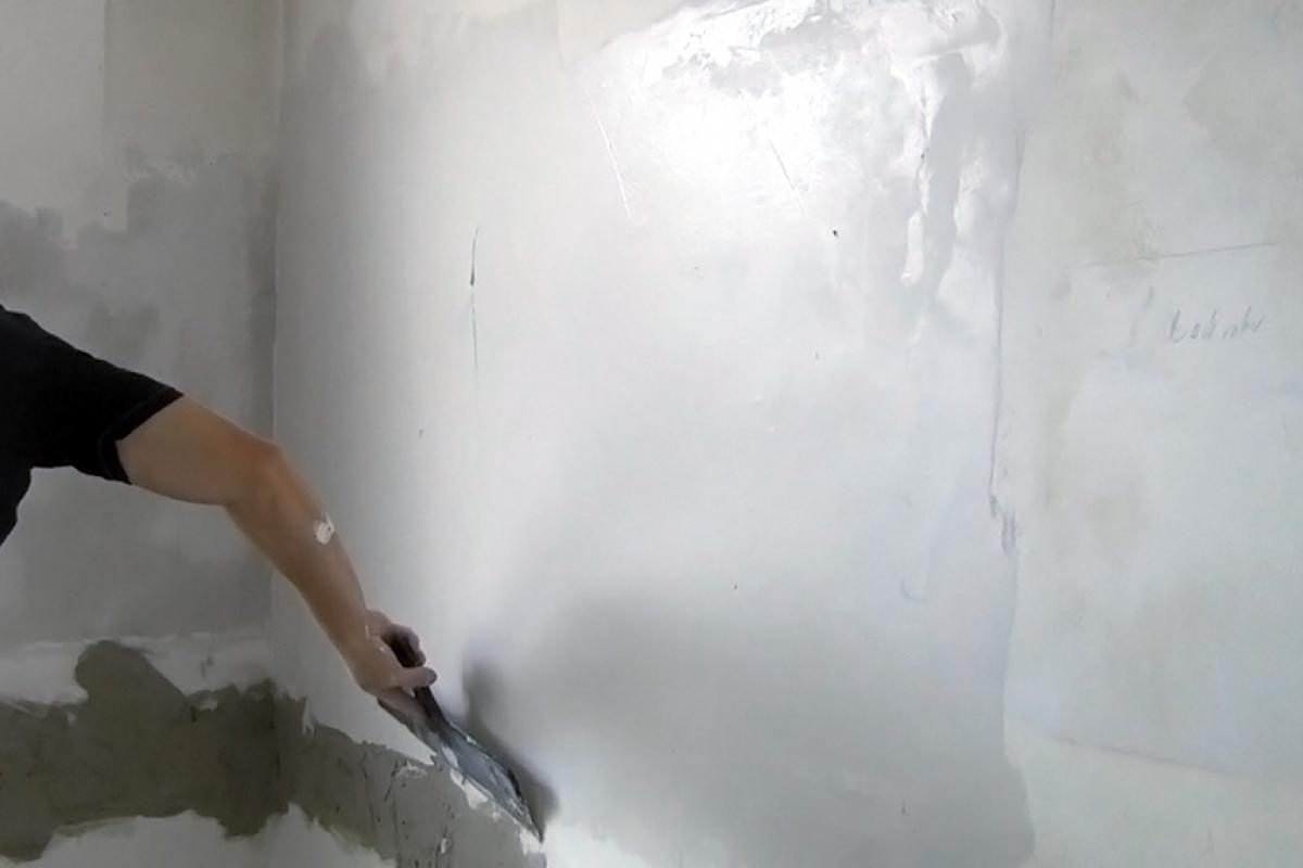 Wände mit einem spachtel spachteln das nivellieren der wände mit einem  spachtel ist männersache. spachtel in der hand