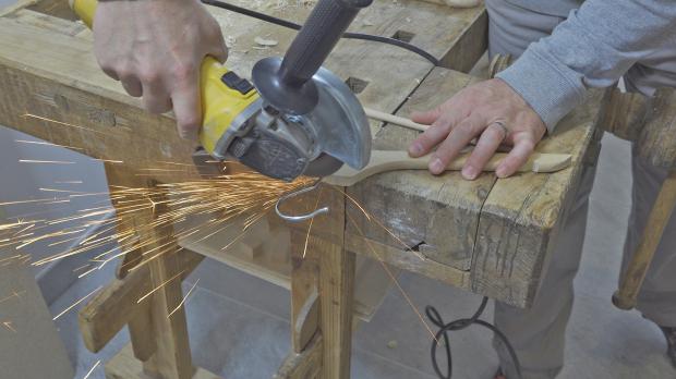 Haken vom Kleiderbügel abschneiden Haken vom Kleiderbügel abschneiden