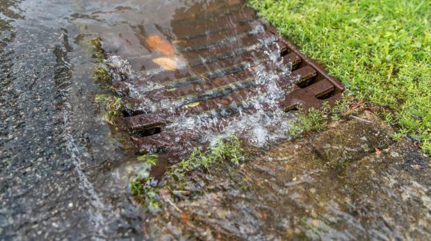 Regenwasser spült in die Kanalisation