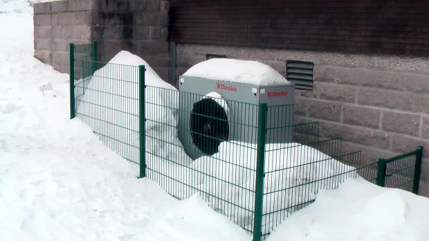 Splitgerät einer Luftwärmepumpe im Winterschnee