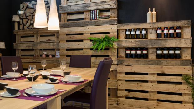 Noch kein Weihnachtsgeschenk? – 4 DIY Ideen für Selbermacher DIY Weinregal aus Paletten selbst bauen Ratgeber @ diybook.at