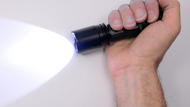 Halogen Birne wechseln Leuchtmittel ersetzen Sockel Lampensockel G9 Anleitung Halogen Birne wechseln Leuchtmittel ersetzen Sockel Lampensockel G9 Anleitung