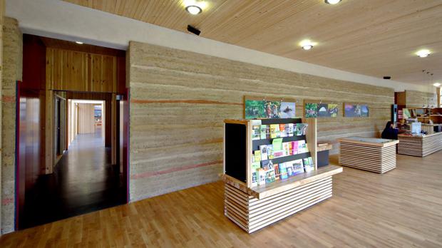 Stampflehmwand als Gestaltungselement im Haus der Nachhaltigkeit Rheinland Pfalz