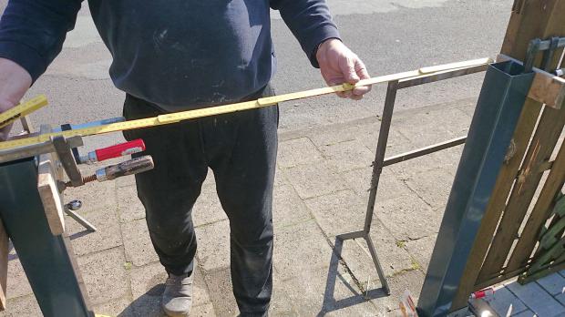 Gartentor selber bauen Torpfosten einbetonieren Anleitung diybook.at