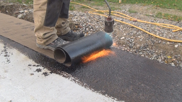 Fundament wasserdicht isolieren durch Flämmen