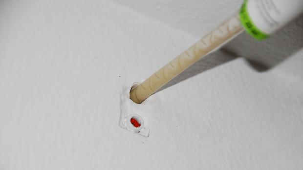 Bohrloch mit Flüssigdübel auffüllen