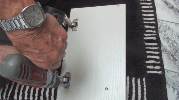 Kaputtes Scharnier reparieren - Anleitung @ diybook.at