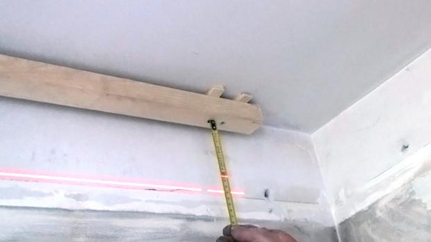 Decke abhängen - Holzkonstruktion herstellen - Anleitung & Tipps vom ... Decke abhängen - Holzkonstruktion herstellen - Anleitung & Tipps vom ...