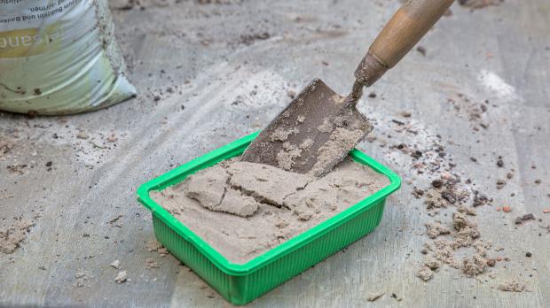 Stecklingsschale mit Sand anfüllen