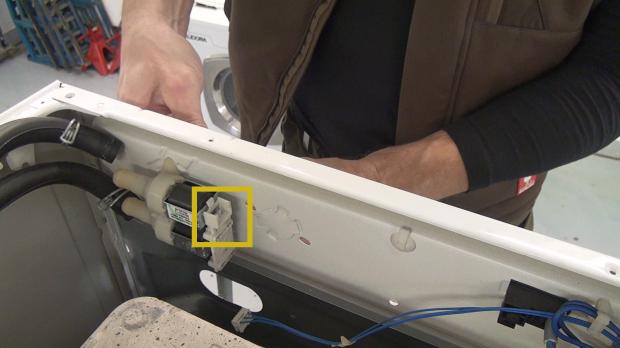 Bauknecht-Waschmaschine: Magnetventil wechseln - Anleitung @ diybook.at