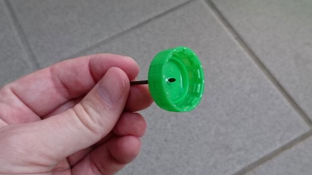 Plastikdeckel ebenfalls mittig mit Nagel durchbohren Plastikdeckel ebenfalls mittig mit Nagel durchbohren