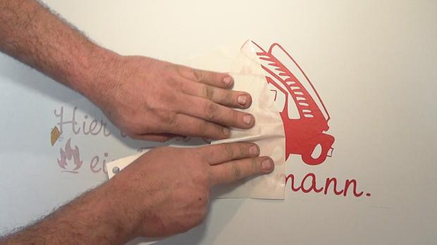 Kleines Wandtattoo kleben Anleitung diybook.at