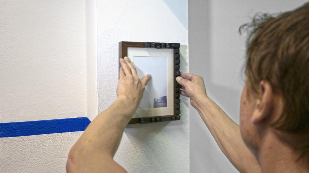 fotos aufhangen bilderrahmen ohne bohren wand zu beschadigen fotos aufhangen bilderrahmen ohne bohren wand zu beschadigen