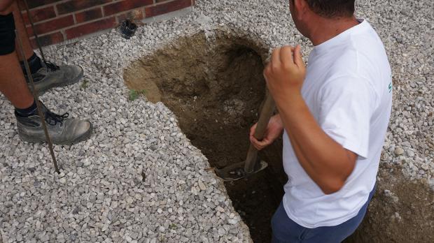 Fundament für die Gartenmauer Streifenfundament selber machen