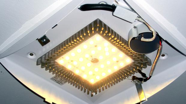 LED Lampe anschließen Anleitung & Tipps @ diybook.at LED Lampe anschließen Anleitung & Tipps @ diybook.at