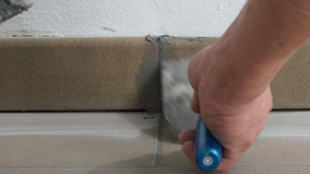 Sockelleisten ebenfalls gleich verfugen