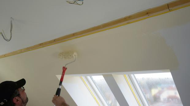 Farbe durch ein Rollen von oben nach unten verteilen