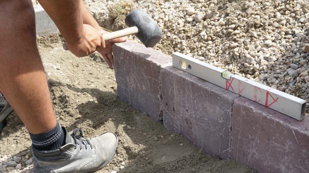 Randsteine setzen Anleitung um Betonrandsteine zu verlegen
