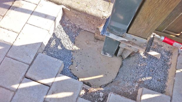 Gartentor selber bauen Torpfosten einbetonieren Anleitung diybook.at