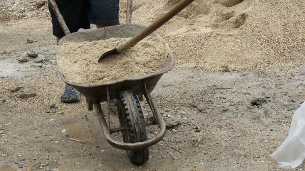 Pflaster mit Fugensand stabilisieren