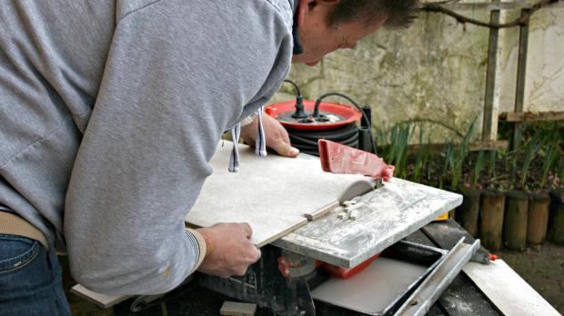 Einsatz des elektrischen Fliesenschneiders