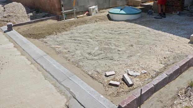 Randsteine Setzen Anleitung Um Betonrandsteine Zu Verlegen Pflasterfläche Bereit Für Letzten Vorbereitungen