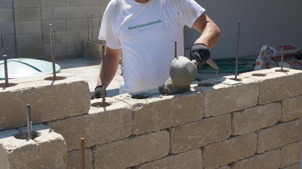 Jede dritte Reihe sind die Betonsteine mit Beton zu verfüllen