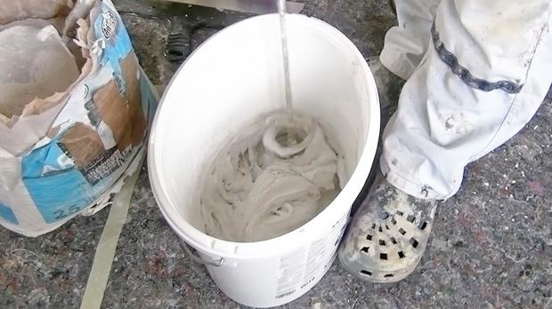 Sauberer Baueimer bzw. Farbeimer zum Anrühren der Spachtelmasse