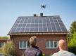 Drohne überfliegt Solarzellen auf dem Dach