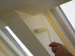 Fensterlaibung mit der kleinen Walze streichen