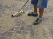 Sand in die Pflasterfugen einkehren