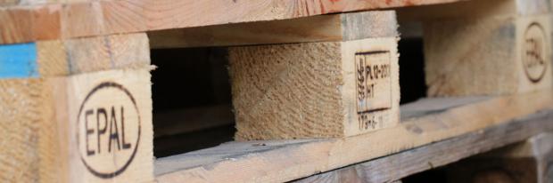 Europaletten als Baumaterial: Worauf zu achten ist DIY Weinregal aus Paletten selbst bauen Ratgeber @ diybook.at