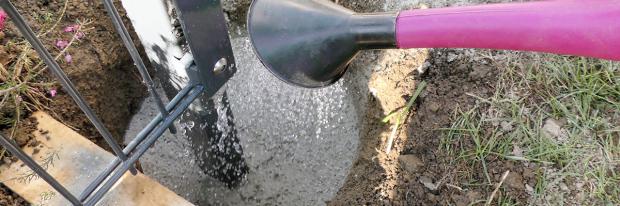 Beton im Fundament mit Wasser nässen