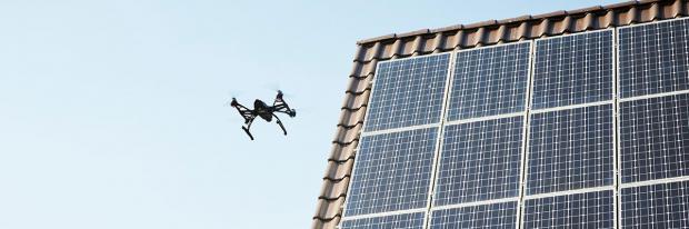 Eine Drohne überfliegt die heimischen Solar-Paneele auf dem Dach