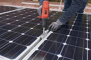 Photovoltaik selber montieren - Die Aufdachmontage in Eigenregie