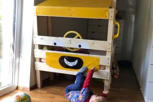 Ein Kinderbett für echte Heimwerker und waschechte Baggerfahrer