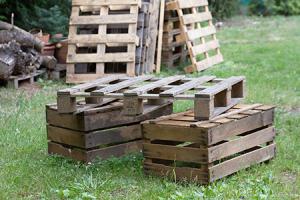 Europaletten als Baumaterial: Worauf zu achten ist DIY Weinregal aus Paletten selbst bauen Ratgeber @ diybook.at