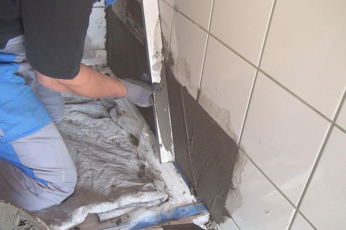 Fliese auf Fliese verlegen: Das Verfliesen einer Dusche - Anleitung ... Fliese auf Fliese verlegen: Das Verfliesen einer Dusche - Anleitung ...